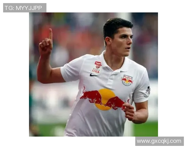 短发造型的足球明星男生展现个性与魅力的完美结合