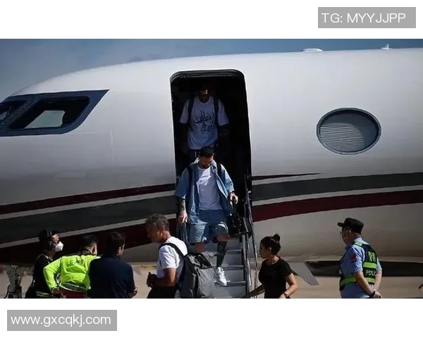 足球明星乘坐私人飞机的高清图片展示与背后的故事揭秘